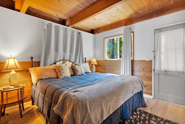 Building Photo - Remodeled 2 Bed / 1 Bath Near Bear Mountain & Golf Course