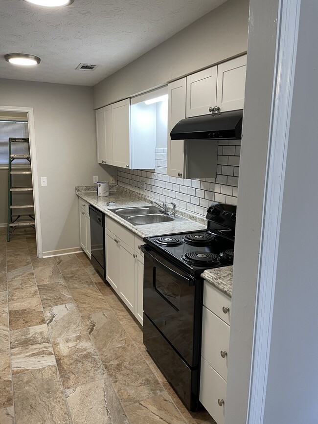 Building Photo - 498 E University Dr