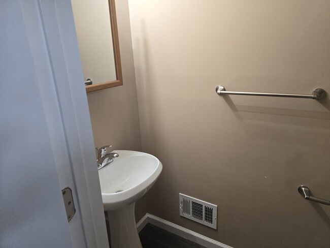 Building Photo - 128 S Christine Cir