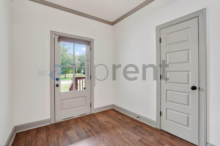 Building Photo - Unit