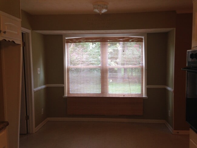 Building Photo - **ASK HOW YOU CAN MOVE IN WITH NO SEC. DEP.**105 Timberlane Trl: 3BD, 2BA brick ranch on level lo...