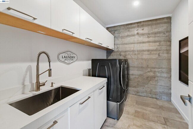 Building Photo - 297 Las Quebradas