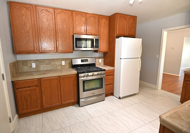 Building Photo - 2466 Beechwood Ave