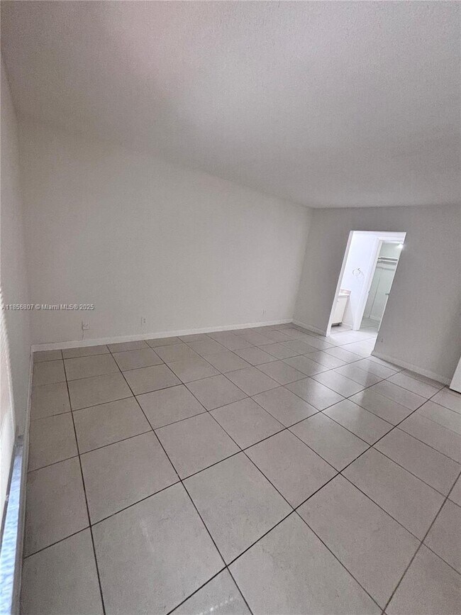 Building Photo - 430 Commodore Dr