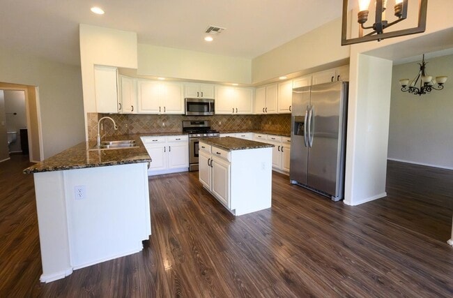 Building Photo - 2521 W Tumbleweed Dr