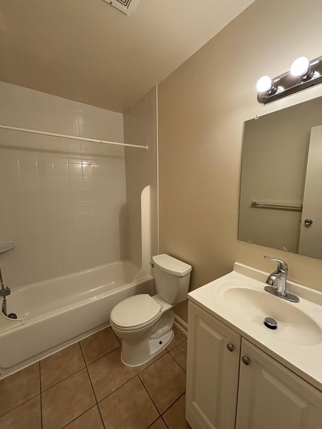 Building Photo - Charming Townhome in Prime Annandale Location