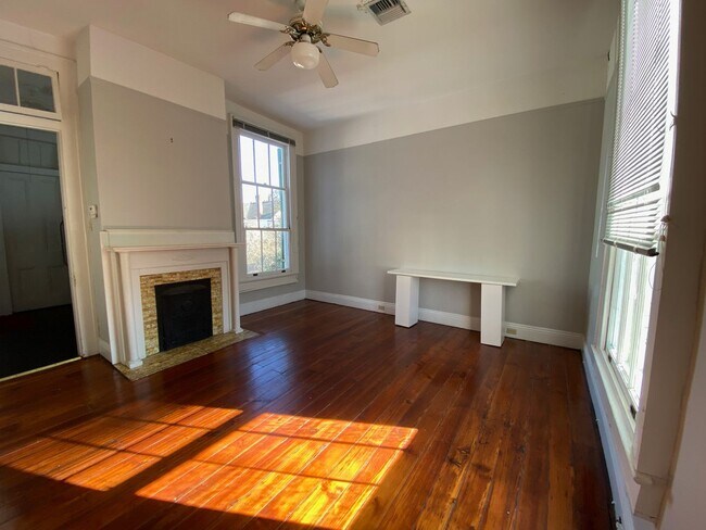 Building Photo - Top floor unit in the heart of Garden District!