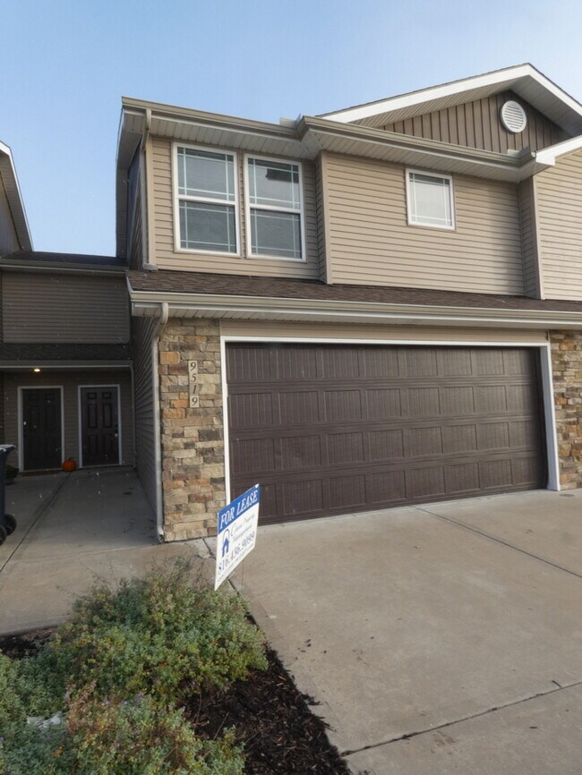 Primary Photo - Beautiful Town Home!