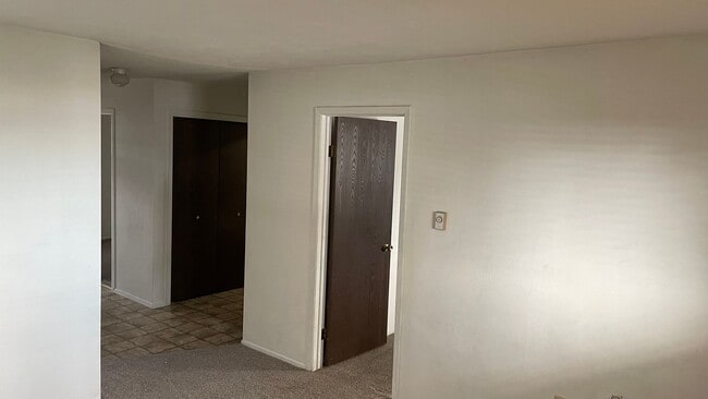 Building Photo - 2 Bedroom 1 Bath Park Place Apartment