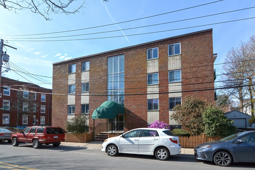 Building Photo - 18 Pond St