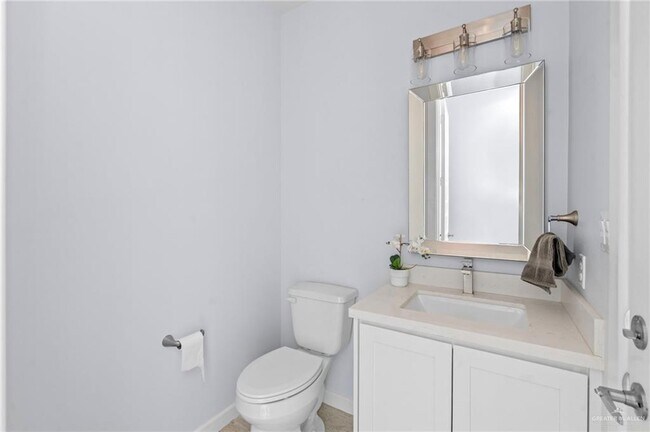 Building Photo - 17 6th St