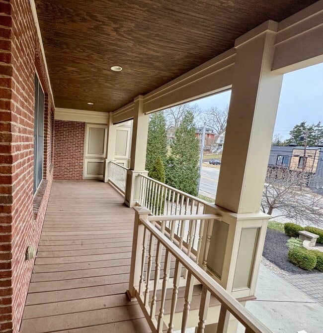 Building Photo - 512 S Grand Ave