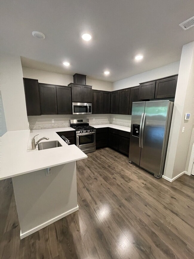 Building Photo - 3 Bedroom / 2.5 Bathroom Townhome - Near Bethany & PCC