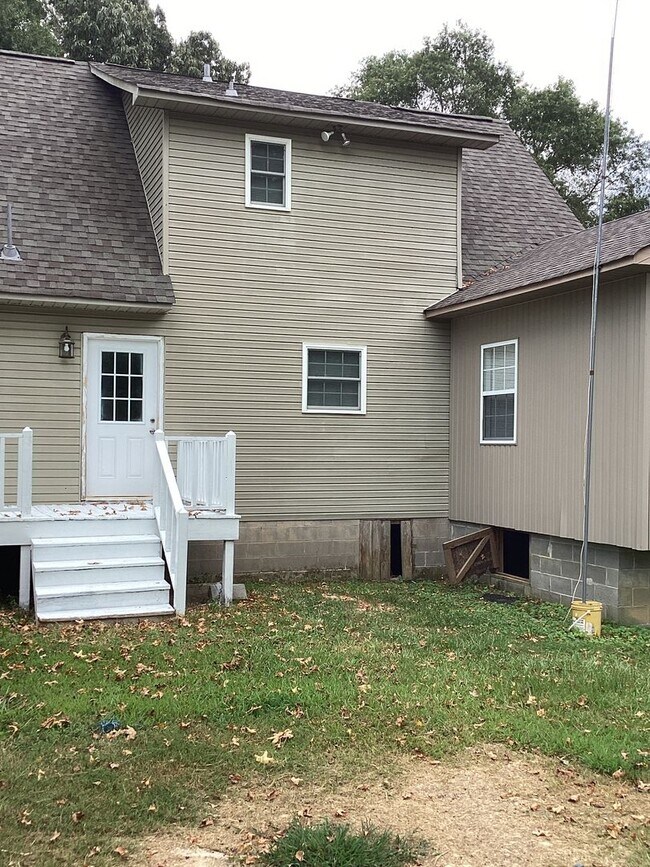 Building Photo - 4 Bedroom, 3 Bath home in the country.