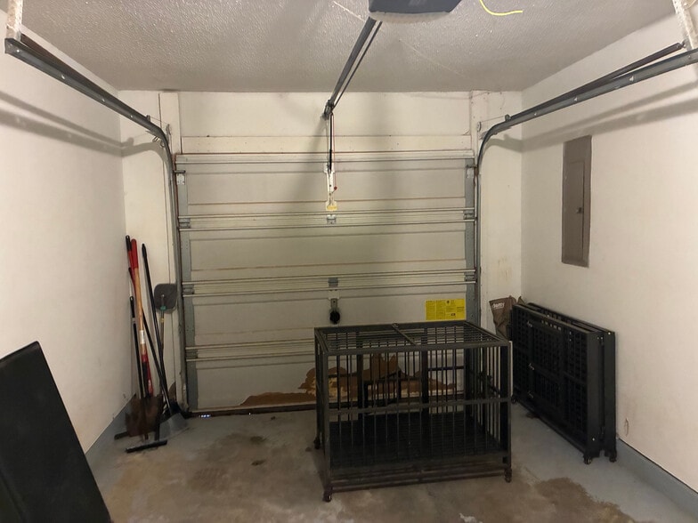 Building Photo - Room in House on Browns Mill Trail