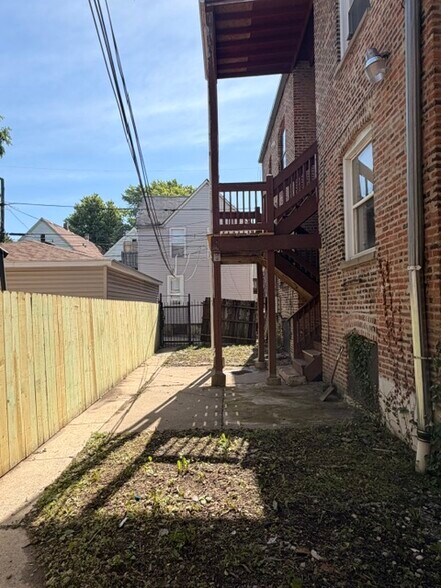 Building Photo - 916 W 68th St