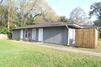 Building Photo - Spacious Northeast Pensacola Apartment Featuring 2 Bedrooms, 2 Bathrooms, Inside Laundry, and Pet...