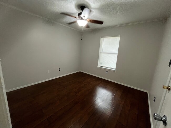 Building Photo - 228 E Circle Dr