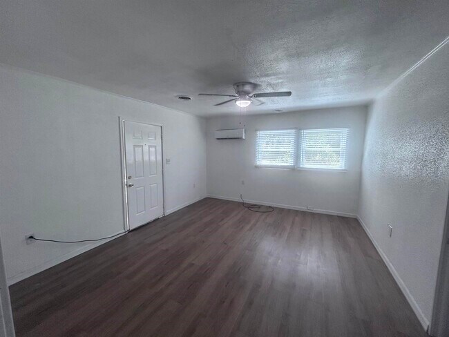 Building Photo - 703 Westway Rd