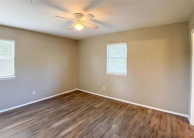 Building Photo - 817 S Kelly Ave