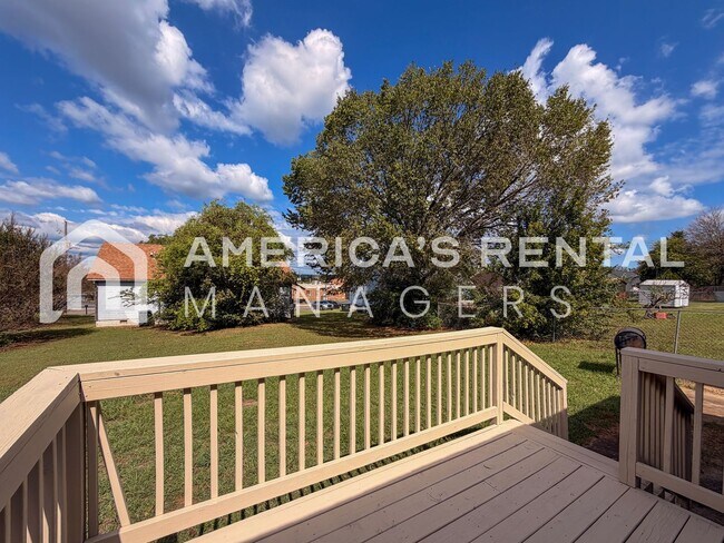 Building Photo - Modern 3BR/2BA – Easy Commute to Downtown!