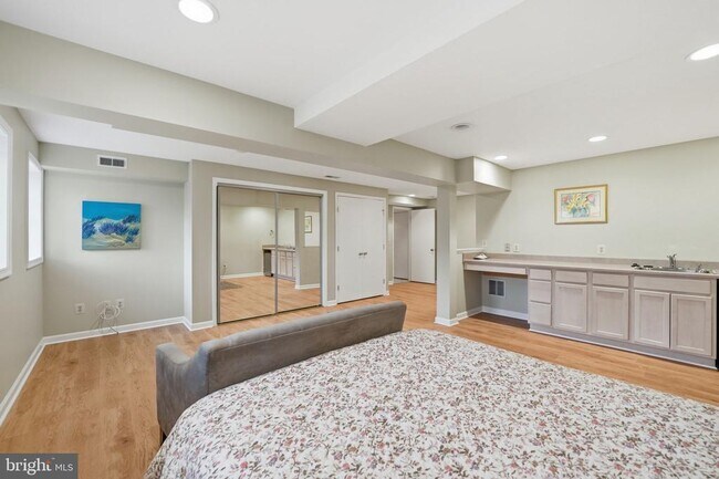 Building Photo - 9420 Lakeside Dr