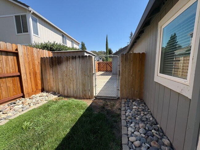 Building Photo - Charming single story on quite corner lot