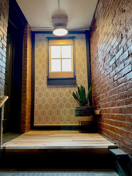 Building Photo - 415 S James St