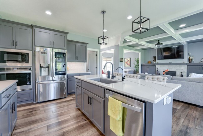 Building Photo - Spacious & Stylish 6-Bedroom Home in North...