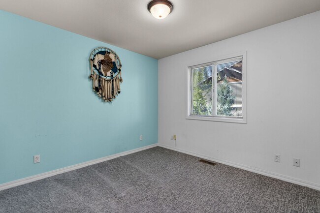 Building Photo - Beautiful bright home with large yard, fin...