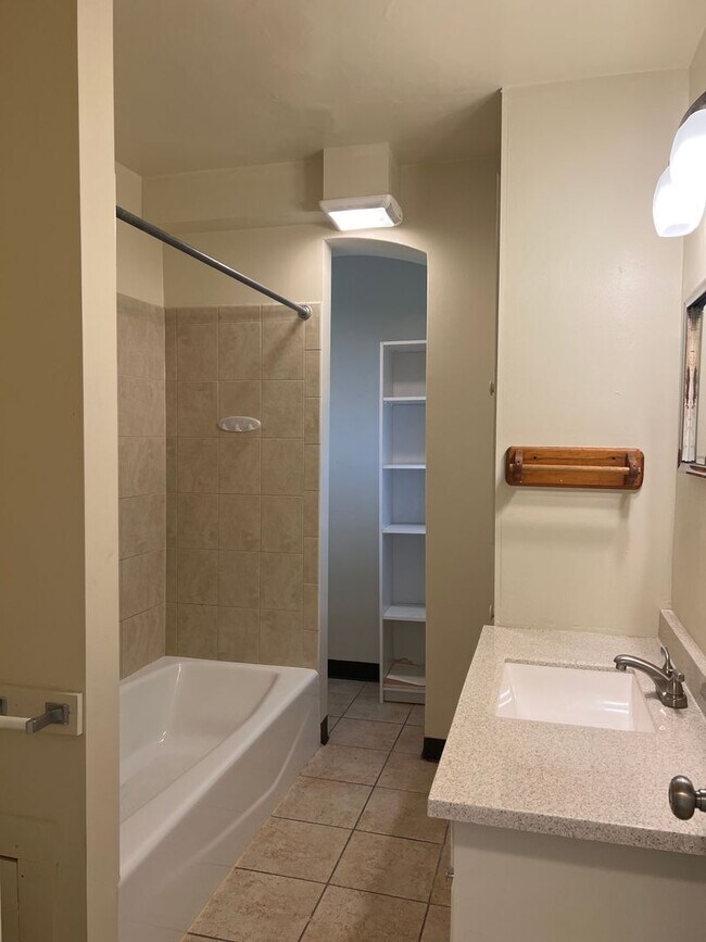 Building Photo - Two Bedroom apartment near engineering and...