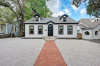 Building Photo - 1111 W 22 1/2 St