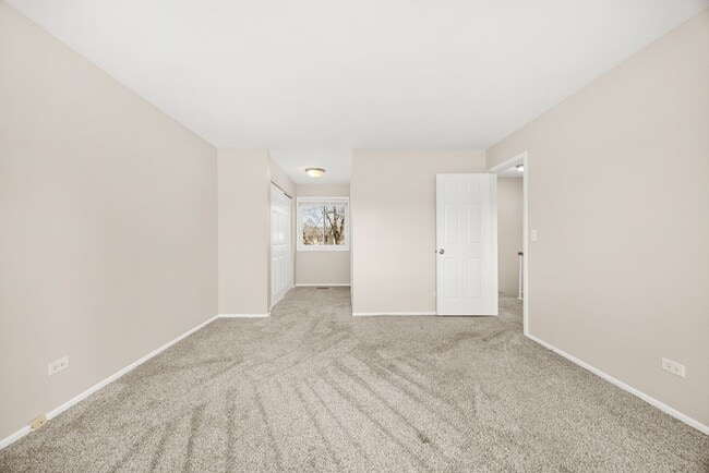 Building Photo - Carol Stream Townhome with Three Bedrooms and One Car Garage