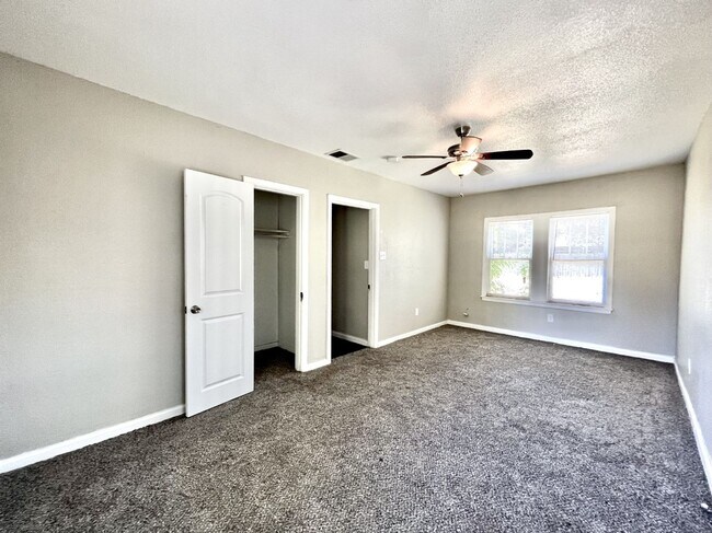 Building Photo - MOVE IN SPECIAL! Gorgeous Vintage home!