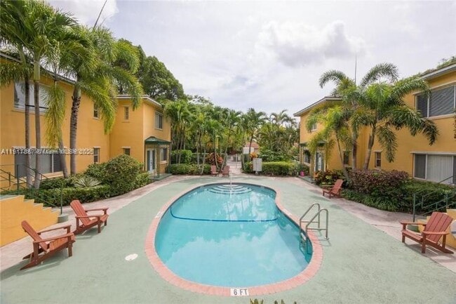 Building Photo - 717 NE 16th Ave