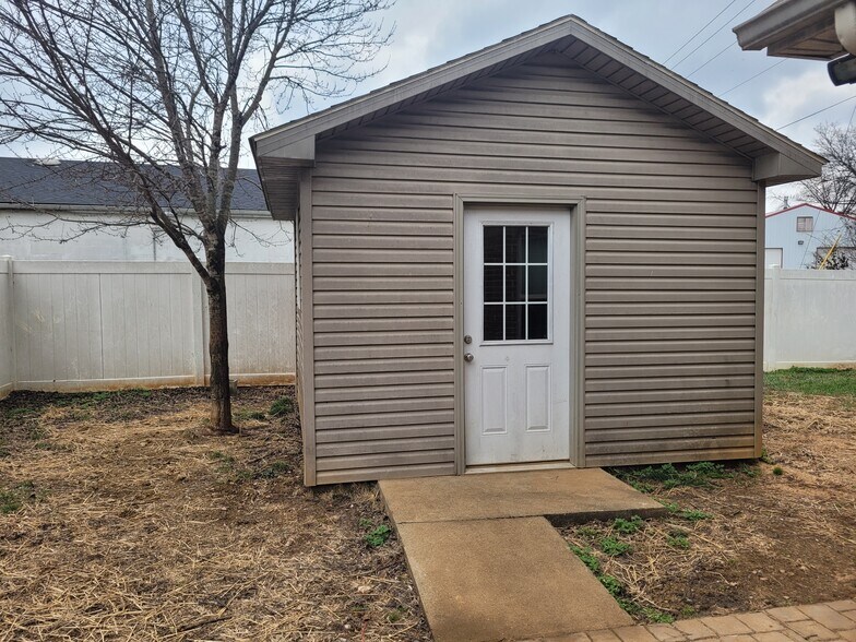 Storage shed in fenced yard with covered patio - 528 N 2nd St