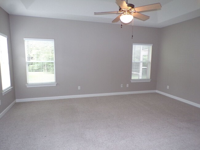 Building Photo - Spacious 3 Bed/2 Bath Home on Wooded Lot