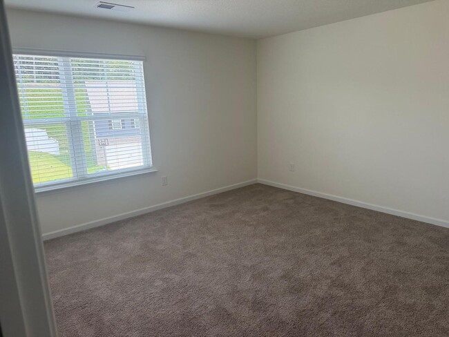 Building Photo - 915 Utopia Ln