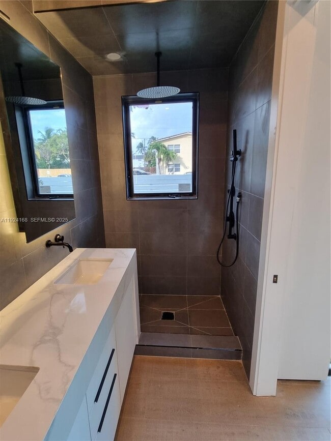 Building Photo - 810 NE 14th Pl