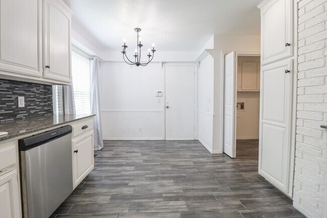 Building Photo - 3 Bed | 2 Bath | South Tulsa