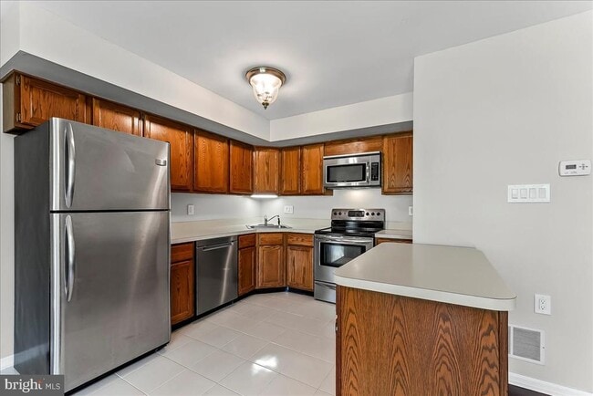 Building Photo - 705 Meadow Ct