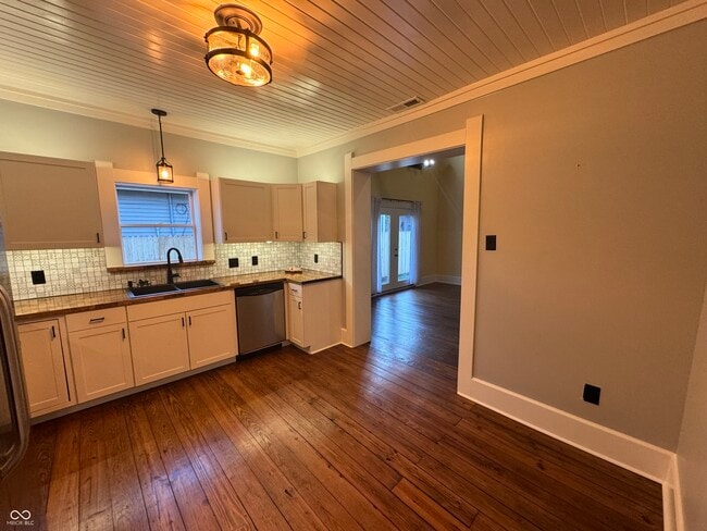 Building Photo - 449 Yandes St