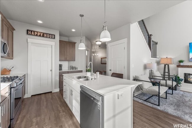 Building Photo - BEAUTIFUL TOWNHOUSE W 2 CAR GARAGE ATTACHED