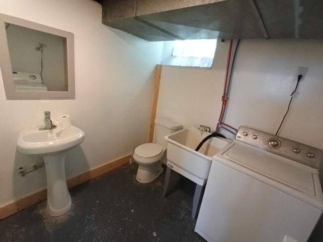 Building Photo - 3 bedroom 1.5 bath brick bungalow - AVAILA...