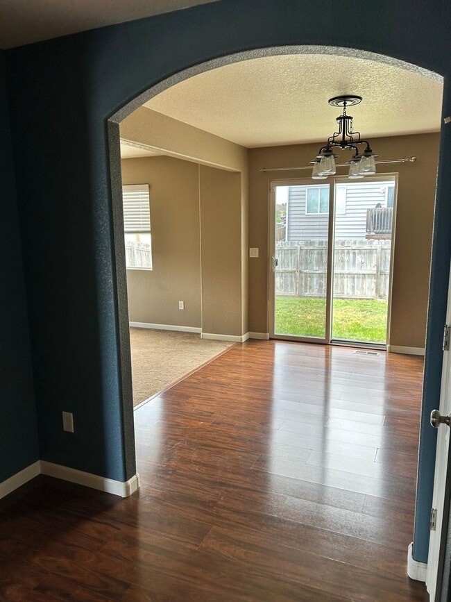 Building Photo - Beautiful 3 bedroom 2 1/2 bath