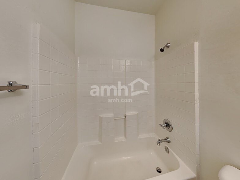 Building Photo - 9428 W Riverside Ave