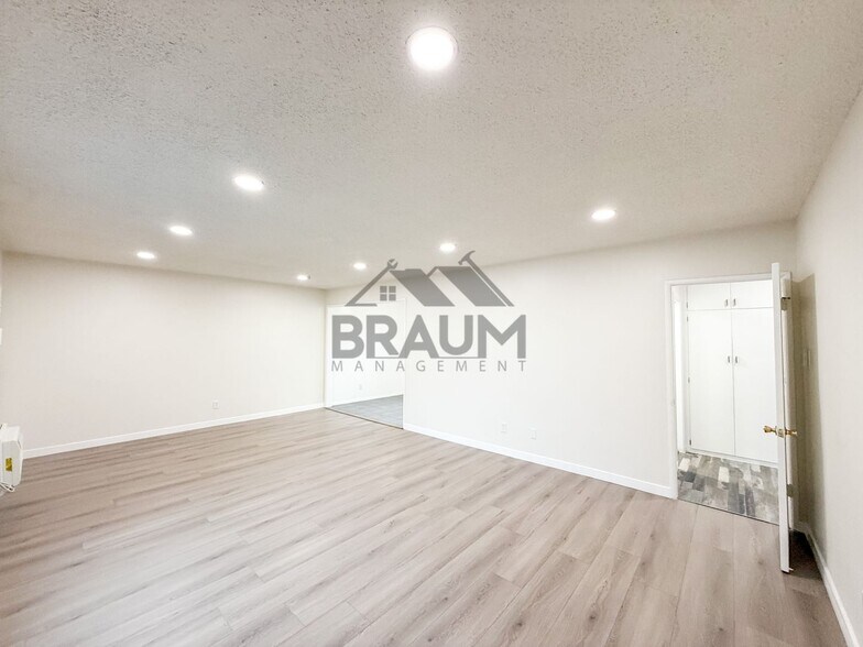 Building Photo - 5131 Buffalo Ave