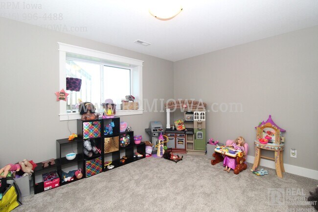 Building Photo - Over 2500 Square feet!!! 4 Bedroom, 2.5 Bath Home in Ankeny