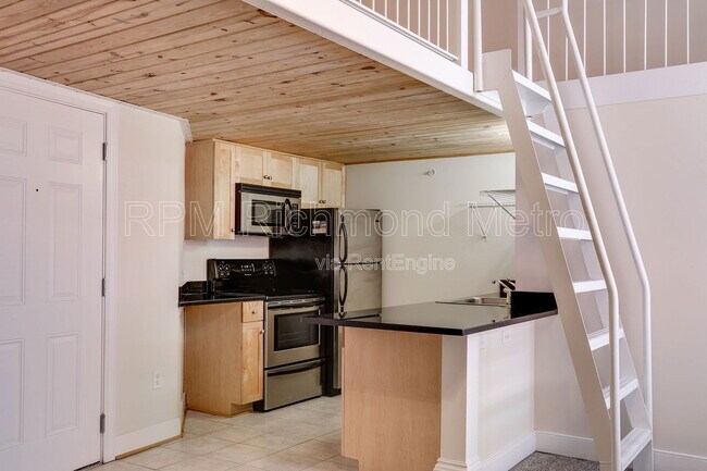 Primary Photo - 1321 1/2 E Main St