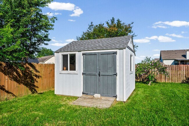 Building Photo - Pet Friendly Three Bedroom!
